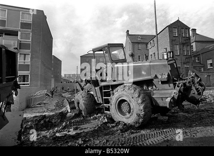 Irlanda del Nord ottobre 1969 l'ultimo del Belfast barricate vengono rimossi dall'esercito a unità a piedi appartamenti. Ott. 1969 Foto Stock