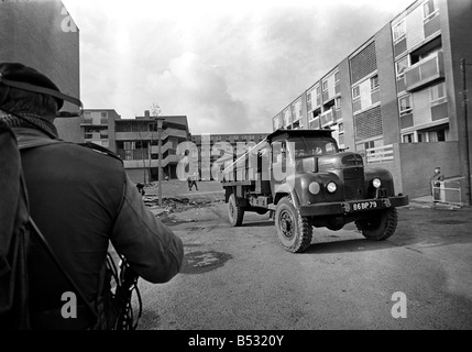 Irlanda del Nord ottobre 1969 l'ultimo del Belfast barricate vengono rimossi dall'esercito a unità a piedi appartamenti. Ottobre 1969 Foto Stock