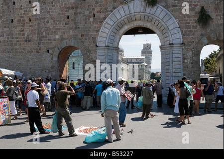 I venditori di strada di fronte alla porta occidentale, il Campo dei Miracoli, Pisa, Toscana, Italia Foto Stock