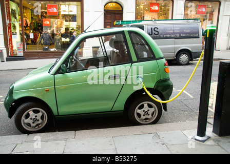 Una G Wiz auto elettrica carica da un City of Westminster succo punto nel centro di Londra Foto Stock