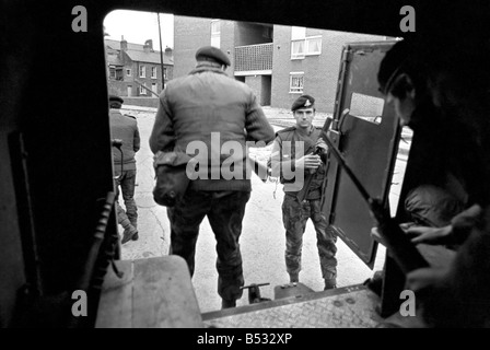 Irlanda del Nord il agosto 1971. Sul bordo di una amoured saracena auto con i soldati dell'Esercito britannico come essi pattugliano le strade di Belfa Foto Stock