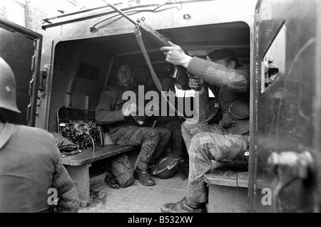 Irlanda del Nord il agosto 1971. Sul bordo di una amoured saracena auto con i soldati dell'Esercito britannico come essi pattugliano le strade di Belfa Foto Stock