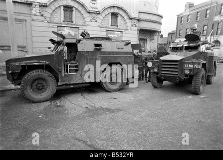 Irlanda del Nord il agosto 1971. Sul bordo di una amoured saracena auto con i soldati dell'Esercito britannico come essi pattugliano le strade di Belfa Foto Stock