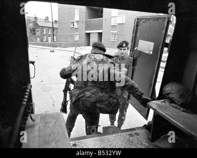 Irlanda del Nord il agosto 1971. Sul bordo di una amoured saracena auto con i soldati dell'Esercito britannico come essi pattugliano le strade di Belfa Foto Stock