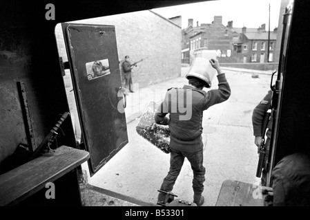 Irlanda del Nord il agosto 1971. Sul bordo di una amoured saracena auto con i soldati dell'Esercito britannico come essi pattugliano le strade di Belfa Foto Stock