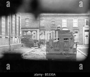 Irlanda del Nord il agosto 1971. Sul bordo di una amoured saracena auto con i soldati dell'Esercito britannico come essi pattugliano le strade di Belfa Foto Stock