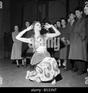 A scuola i bambini frequentano ballet matinée at Sadlers Wells. Svetlana Beriosova come lo zucchero prugna fata dalla Suite dello schiaccianoci. ;Gennaio 1951 ;B447-002 Foto Stock