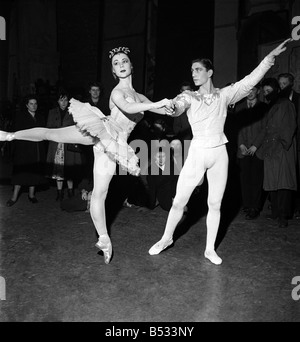 A scuola i bambini frequentano ballet matinée at Sadlers Wells. Svetlana Beriosova come lo zucchero prugna fata dalla Suite dello schiaccianoci. Gennaio 1951 B447 Foto Stock