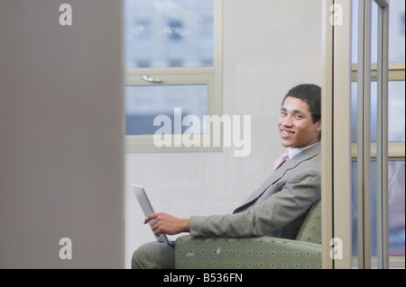 Razza mista imprenditore lavorando sul computer portatile in ufficio Foto Stock