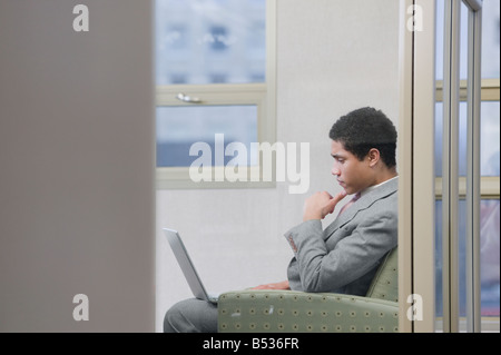 Razza mista imprenditore lavorando sul computer portatile in ufficio Foto Stock