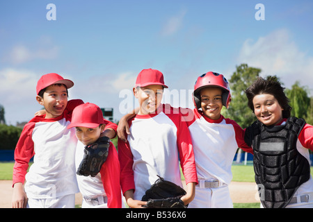 Multi-etnico boys in baseball uniformi Foto Stock