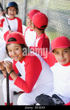 Multi-etnico boys in baseball uniformi in piroga Foto Stock