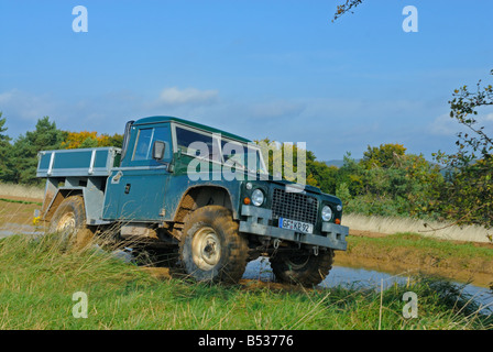 Rari gli inizi degli anni ottanta Land Rover Serie 3 Stadio 1 V8 con un insolito loadbed posteriore. Foto Stock