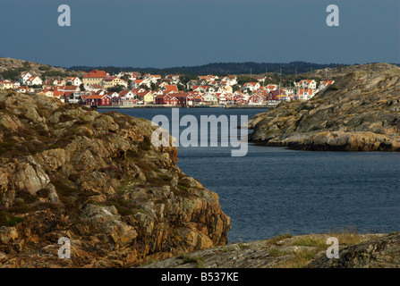 Gli ultimi raggi di sole che illumina la piccola città Skarhamn prima di un temporale, Bohuslan, Svezia Foto Stock