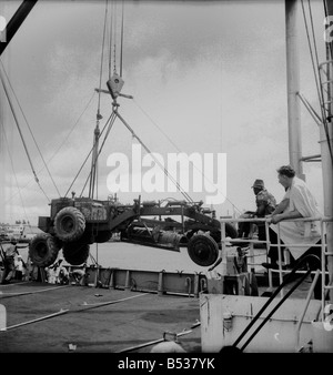 East African arachidi regime. Caricamento di trattori Caterpillar e strada fognatori, a Dar es Salaam. 015016-001 durante la fine degli anni quaranta il governo britannico ha cercato di creare vaste piantagioni in Tanganika (ora noto come la Tanzania) per la coltivazione di arachidi (arachidi). Foto Stock