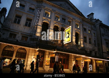 Noel Coward Theatre nel West End di Londra Foto Stock