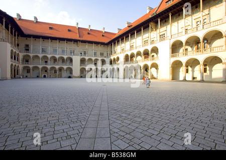 Il cortile rinascimentale all'interno del castello di Wawel complesso in Cracovia. Foto Stock