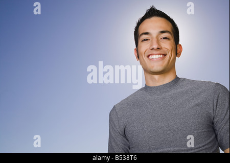 Fiducioso ispanico uomo sorridente Foto Stock