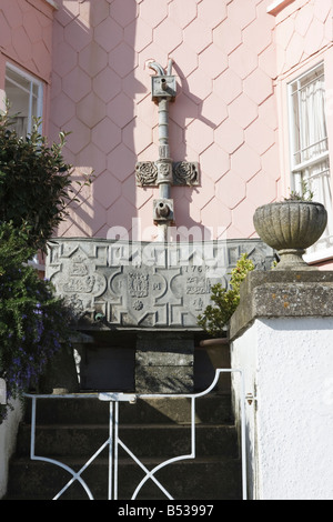 Decorate il XVIII secolo l'acqua piovana merci e tramogge su 19C Cottage in Lyme Regis Dorset Foto Stock