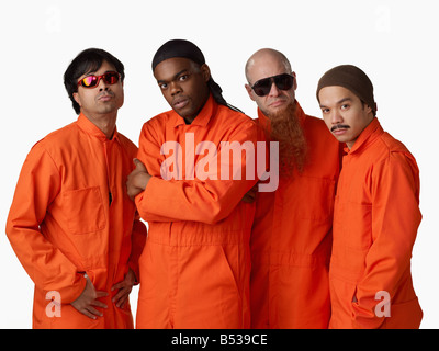 Multi-etnico di criminali in prigione uniformi Foto Stock