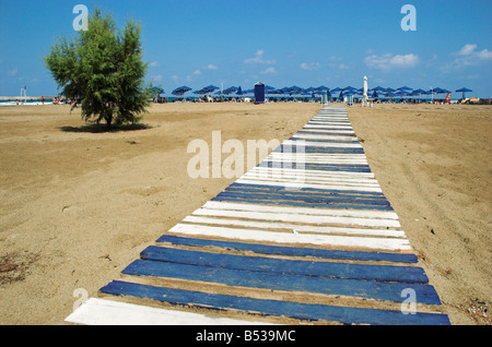 Lettini e ombrelloni ombra sulla spiaggia di Rethymno Creta Grecia Settembre 2008 Foto Stock