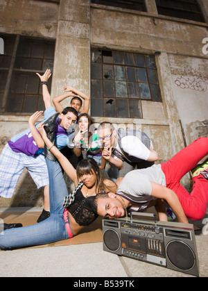 Alternativa pausa amici ballare nel contesto urbano Foto Stock