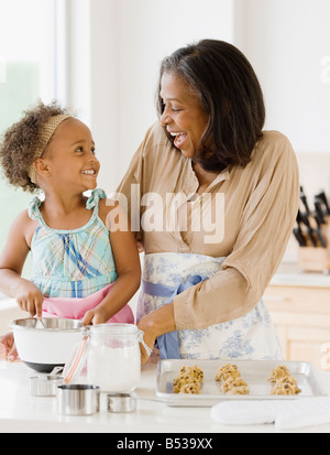 Nonna africana i biscotti di cottura con il nipote Foto Stock