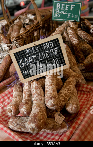 La carne di maiale e il formaggio di capra di salsiccia secca salsiccia sec in vendita a livello europeo mercato alimentare di Aberystwyth Wales UK Foto Stock