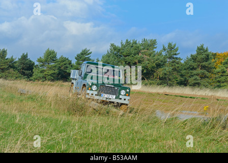 Rari gli inizi degli anni ottanta Land Rover Serie 3 Stadio 1 V8 con un insolito loadbed posteriore. Foto Stock