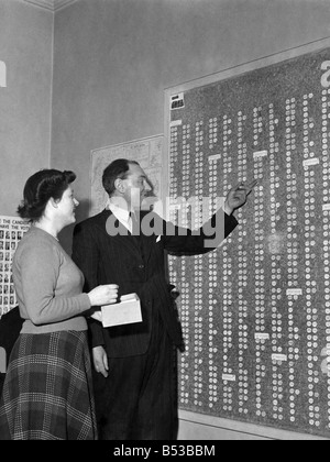 Elezione 1950: il sig. Leonard Smith, Chief agente elettorale presso la sede liberale, in piedi dall'indicatore che registra i movimenti dei candidati liberali in tutto il paese. P018677 Foto Stock