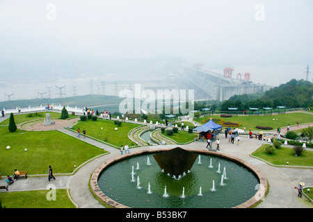 Una veduta aerea della diga delle Tre Gole Progetto, Cina, con giardini e una fontana in primo piano Foto Stock