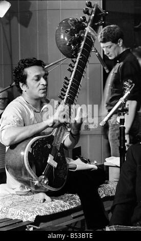 Ravi Shankar giocando il sitar in un BBC sound studio al Centro Televisivo Città Bianca Produttore Jonathan Miller può essere visto nella musica di sottofondo musicista di strumento musicale prestazioni indiano Recording Studio Ottobre 1966 Mirrorpix Mirrorpix Foto Stock