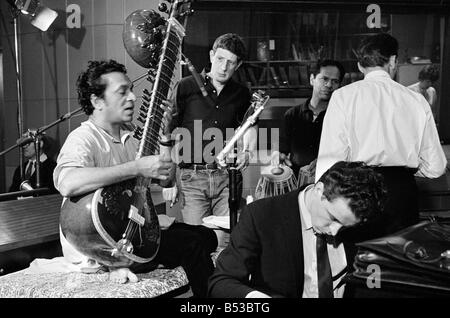 Ravi Shankar giocando il sitar in un BBC sound studio al Centro Televisivo Città Bianca Produttore Jonathan Miller può essere visto nella musica di sottofondo musicista di strumento musicale prestazioni indiano Recording Studio Ottobre 1966 Mirrorpix Mirrorpix Foto Stock