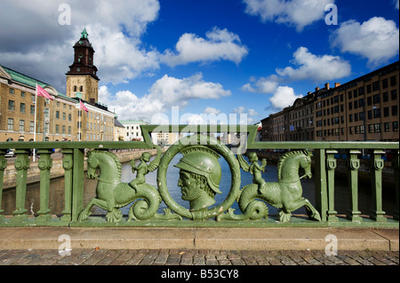 Ornati in ghisa parapetto sul ponte che attraversa la Stora Hamnkanalen o Stora Hamn Canal nel centro di Gothenburg in Svezia Foto Stock