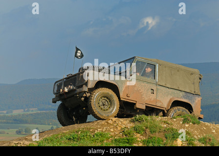 Rosso degli anni novanta Land Rover Defender 110 TDI hardtop 300 su una pista forestale nel Weserbergland. Foto Stock