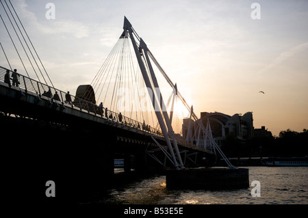 Il Golden Jubilee passerella Ponte: Waterloo Sunset Foto Stock