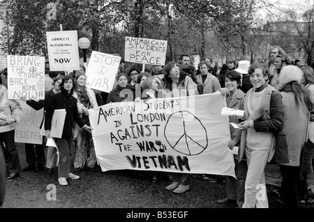 Extra sono stati di polizia sul dazio in caso di difficoltà nel corso dell odierna anti-guerra del Vietnam la dimostrazione al di fuori dell'Ambasciata americana in piazza Grosvonor ;Carte recanti i nomi degli americani morti in Vietnam sono stati fatti cadere in una bara al di fuori degli STATI UNITI Ambasciata. I manifestanti a piedi passato la bara cadere in esso i nomi delle vittime della guerra in Vietnam. ;Novembre 1969 ;Z11056 Foto Stock