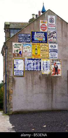 Fine della casa con un sacco di colorati vintage cartelli pubblicitari Foto Stock