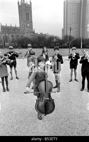 Michaela Milone, un violoncello player con i membri della sua band di scuola. &#13;&#10;Dicembre 1969 &#13;&#10;Z11800-001 Foto Stock