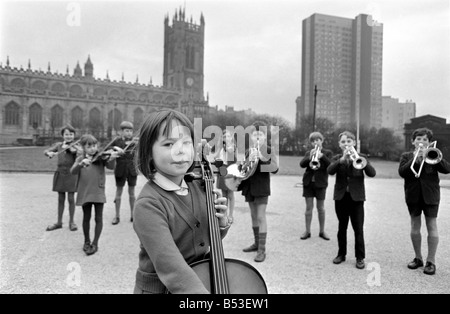 Michaela Milone, un violoncello player con i membri della sua band di scuola. &#13;&#10;Dicembre 1969 &#13;&#10;Z11800-002 Foto Stock