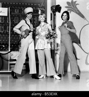 Cavendish Hotel a Mayfair, Dupont ha dimostrato Teddy Tinling progettato carriera vestiti per gli anni settanta. (Da sinistra a destra) Garage attendant, Foto Stock