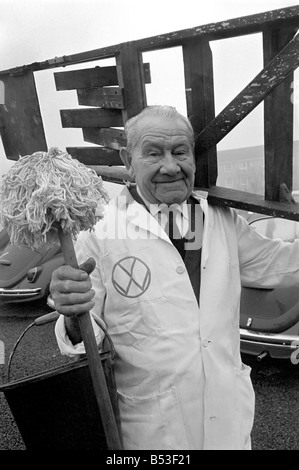 91 anni il Sig. Ernest Hawk Turner che festeggia il suo compleanno ancora non un giovane di lavoro. Egli prepara VW Maggiolini fo Foto Stock