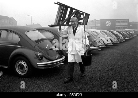 91 anni il Sig. Ernest Hawk Turner che festeggia il suo compleanno ancora non un giovane di lavoro. Egli prepara VW Maggiolini fo Foto Stock