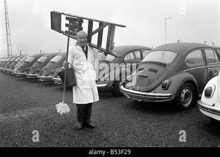 91 anni il Sig. Ernest Hawk Turner che festeggia il suo compleanno ancora non un giovane di lavoro. Egli prepara VW Maggiolini fo Foto Stock