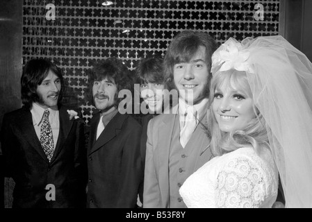 Dave Munden, 26 il Tremeloes gruppo pop batterista era sposata a 22 anni Andre Wittenberg un bunny girl dalla Playboy Club di Londra. Il matrimonio ha avuto luogo questo pomeriggio nella Basilica di San Salvatore Chiesa, Warwick Av., dopo i vostri servizi hanno camminato sotto un arco costituito da conigliette tenendo premuto fino bunny code. Il ricevimento si è tenuto presso il Signore Taverners Camera è accanto al Lords Cricket Ground. Alla reception la sposa con il Tremeloes L-R Chip Hawkins, Blakley Alian, lo sposo, e Rick West. Dicembre 1969 Z11743-003 Foto Stock