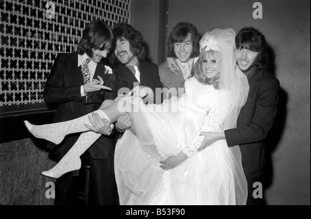 Dave Munden, 26 il Tremeloes gruppo pop batterista era sposata a 22 anni Andre Wittenberg un bunny girl dalla Playboy Club di Londra. Il matrimonio ha avuto luogo questo pomeriggio nella Basilica di San Salvatore Chiesa, Warwick Av., dopo i vostri servizi hanno camminato sotto un arco costituito da conigliette tenendo premuto fino bunny code. Il ricevimento si è tenuto presso il Signore Taverners Camera è accanto al Lords Cricket Ground. Alla reception la sposa con il Tremeloes L-R Chip Hawkins, Blakley Alian, lo sposo, e Rick West. Dicembre 1969 Z11743-004 Foto Stock