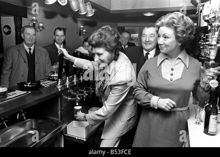 Intrattenimento. Televisione: Pat Phoenix di Coronation Street, è il nuovo licenziatario della navigazione hotel a Buxworth nel Derbyshire. Pat e Joan Francesco (Dot Greenhalgh della strada) che è di aiuto nella gestione del pub. ;Dicembre 1969 Z11772-001 Foto Stock