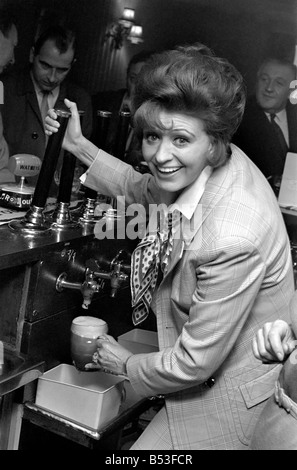 Intrattenimento. Televisione: Pat Phoenix di Coronation Street, è il nuovo licenziatario della navigazione hotel a Buxworth nel Derbyshire. Dicembre 1969 Z11772-005 Foto Stock