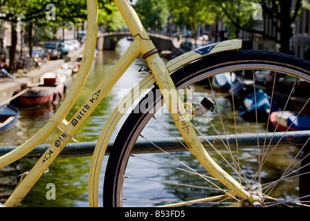 Una bicicletta che incornicia un vista di un canale di Amsterdam Foto Stock