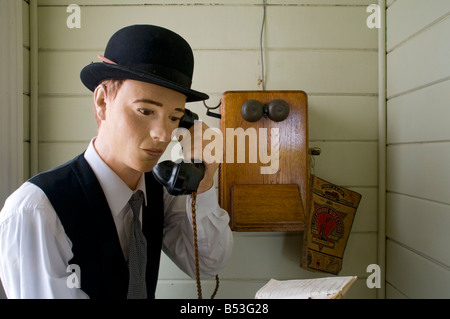 Il vecchio telefono al Matakohe Kauri Museum, Isola del nord, Nuova Zelanda Foto Stock